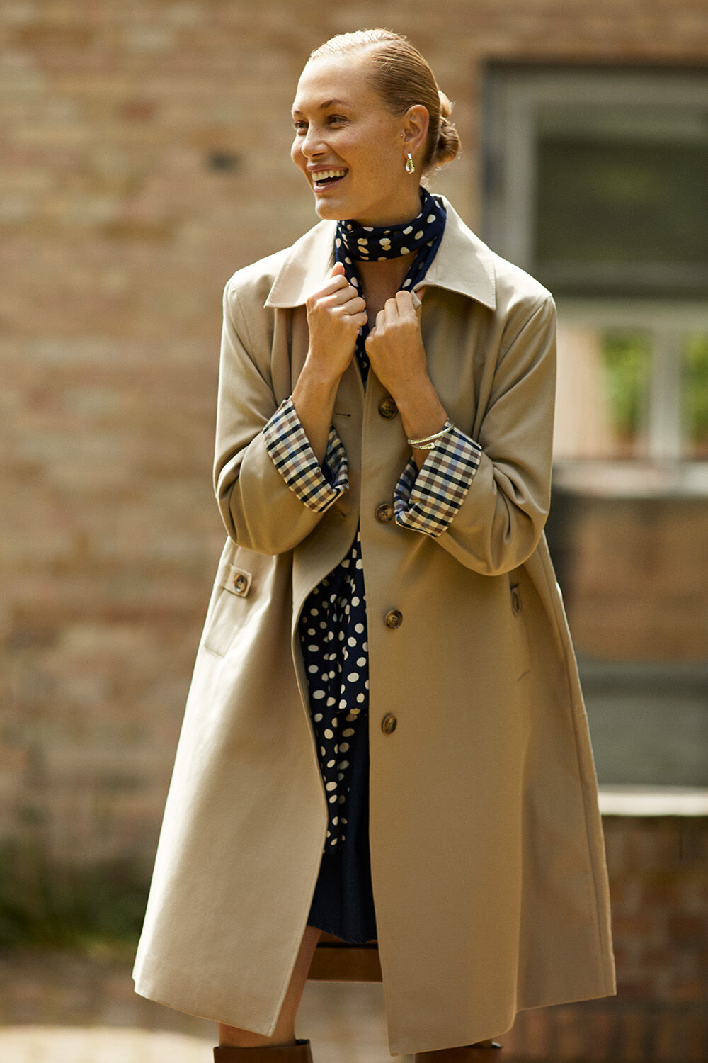 Gisobela Tunika - Dark Denim, Tolruna K&aring;pe - Petrified Oak, Along Skjerf - Navy Blazer, Renitha &Oslash;reringer - Silver, Ryselle Armb&aring;nd - Silver