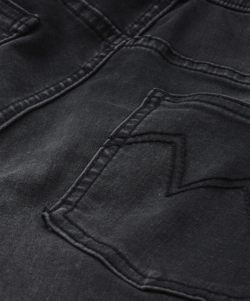 Papia Bukse, Black