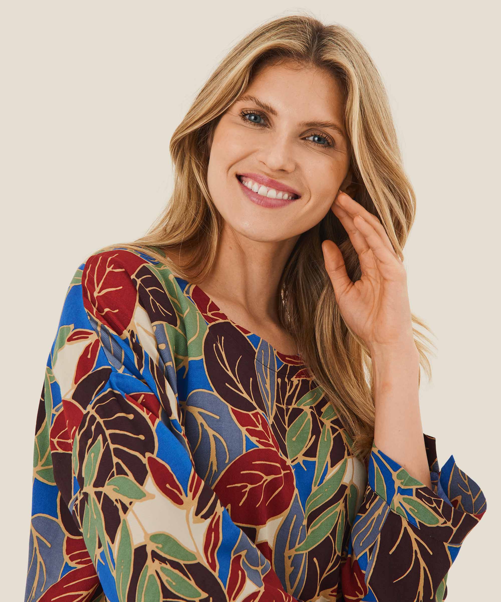 Becca Bluse, Surf the web