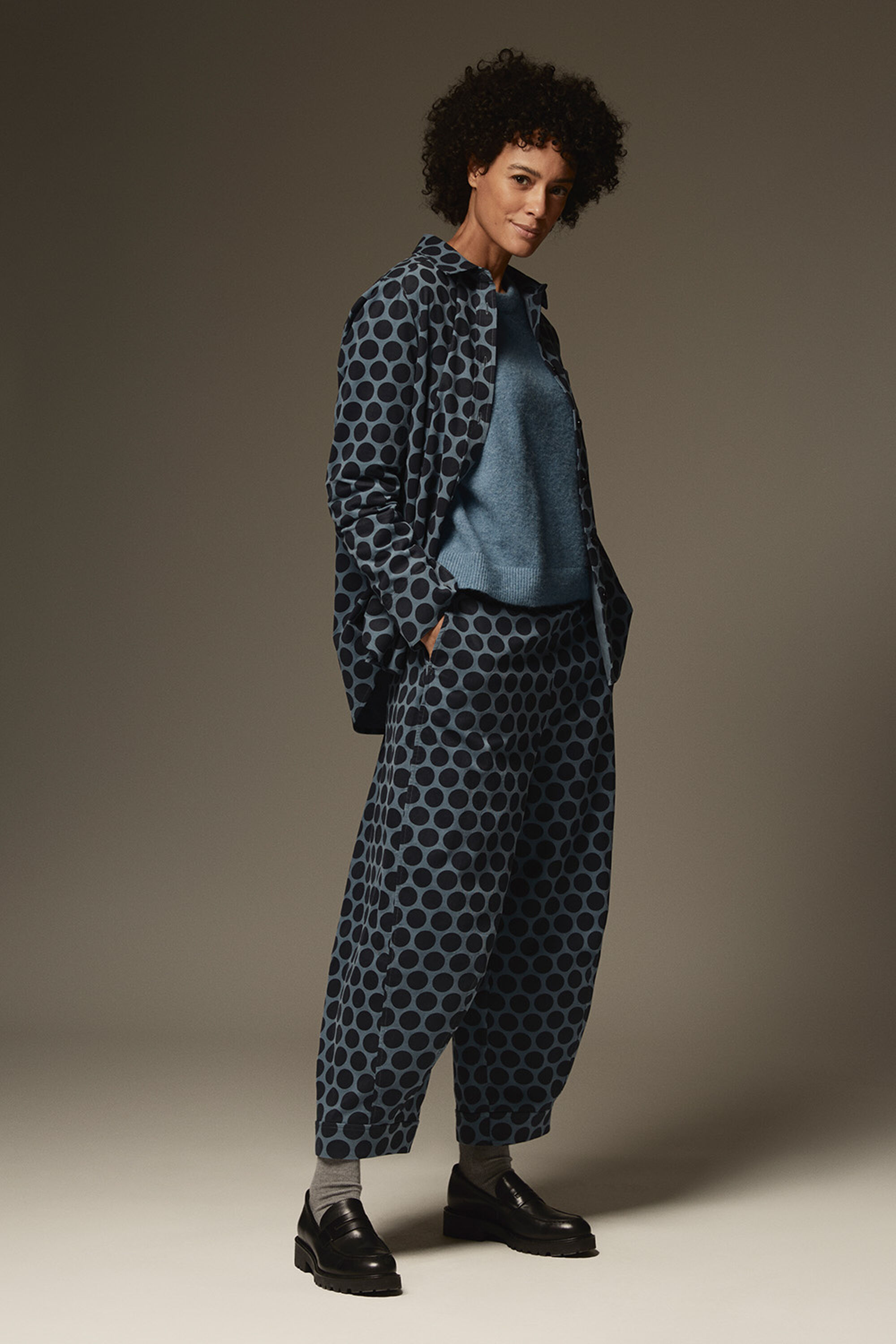 Indiba Skjorte - Navy Blazer, Pyrella Bukser - Navy Blazer, Fanasi Strikkegenser - Proven Blue