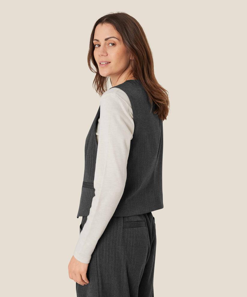 Jordyn Vest, D. Grey mel.