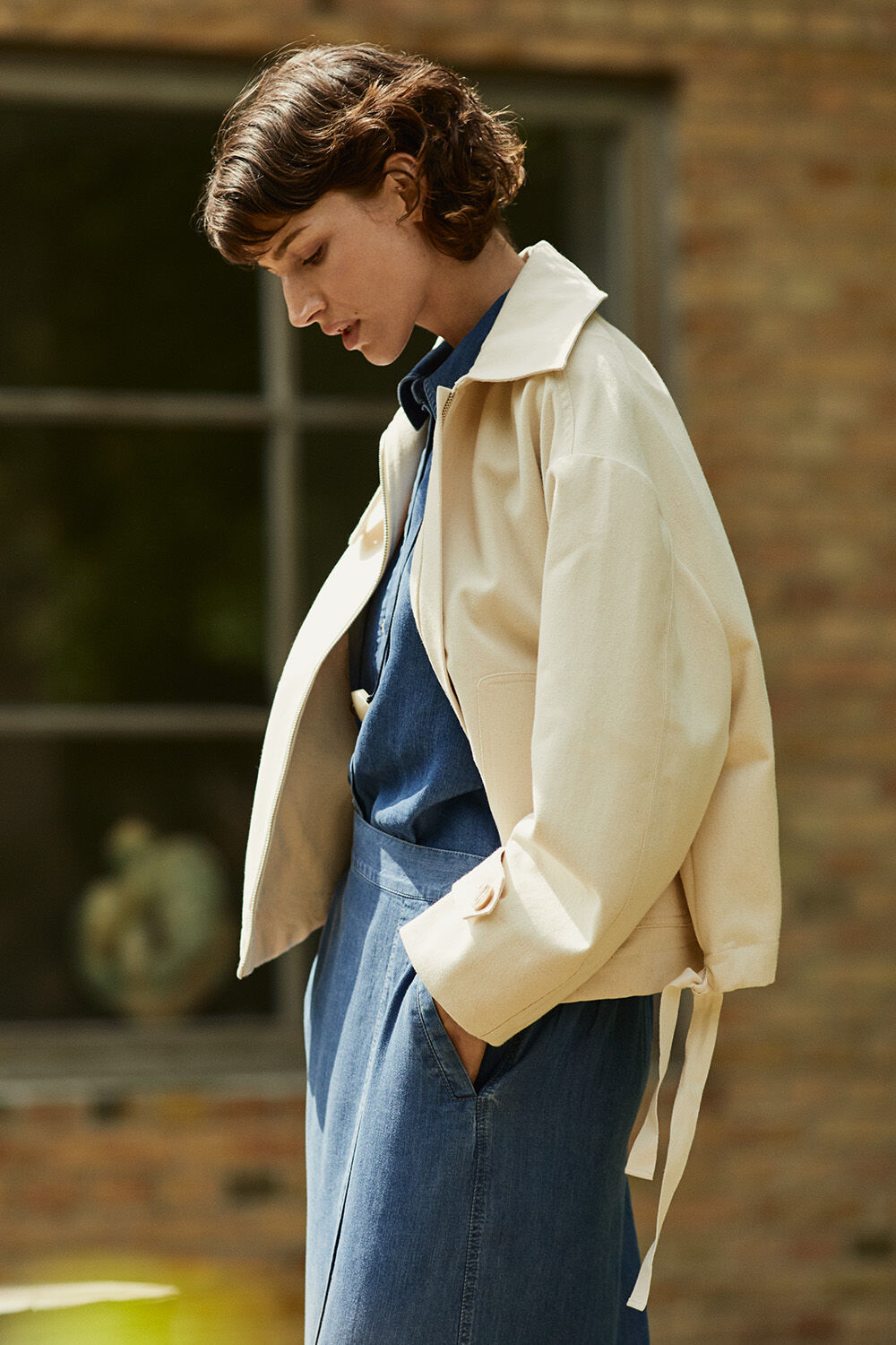 Trixion Denim Jakke - Oyster White, Ishana Skjorte - Washed denim, Selithia Denim Skj&oslash;rt - Washed denim, Raiomi Halskjede - Tobacco Brown