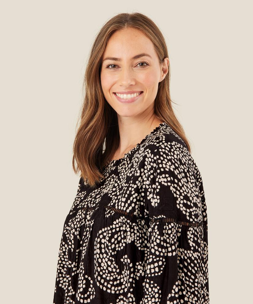 Dodilia Topp, Black