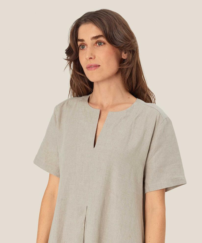 Nipani Kjole, Natural