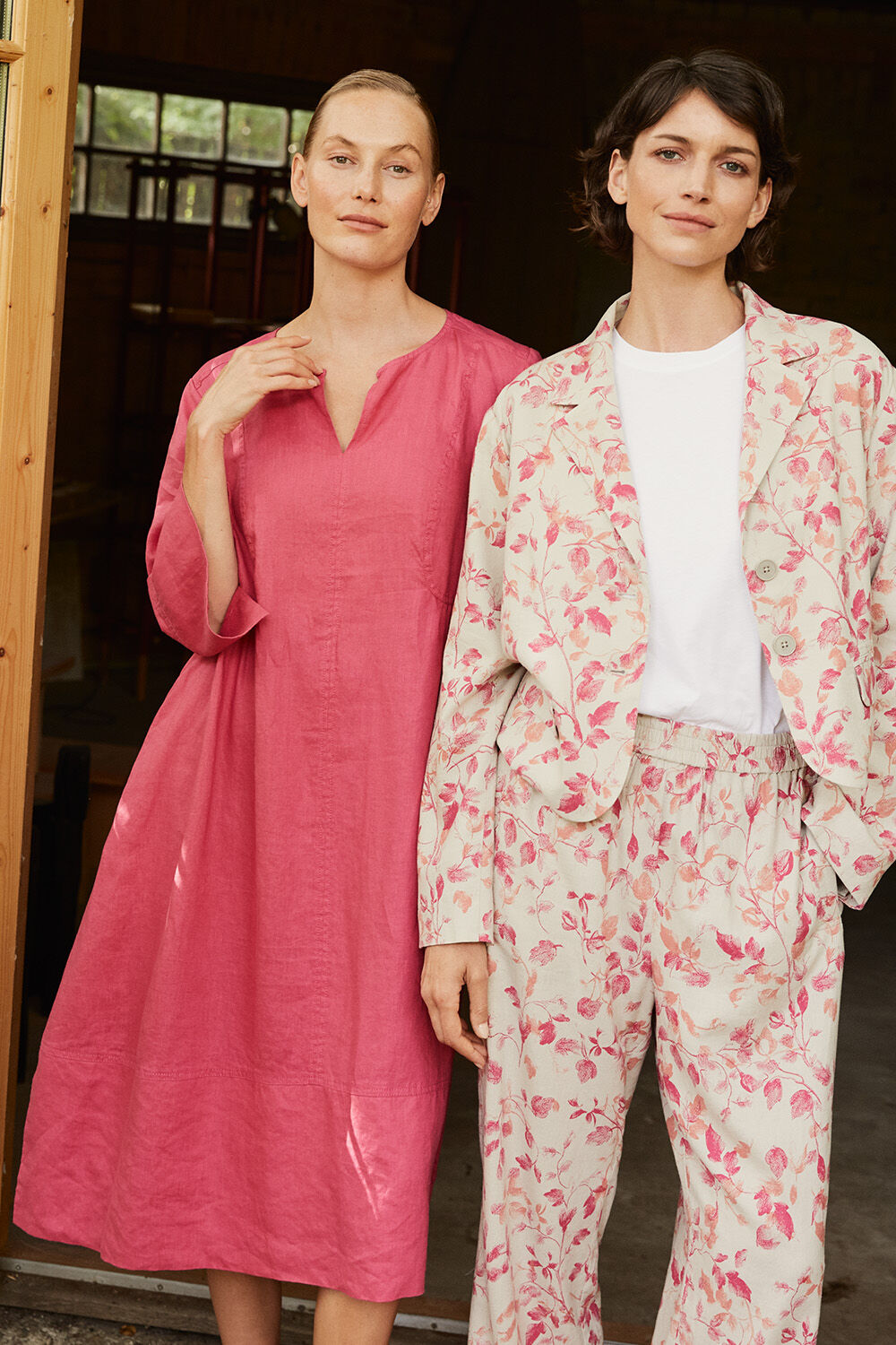 Nasya Kjole - Carmine, Jonellia Blazer - Carmine, Brynoi JERSEY Topp - White, Peonos Bukser - Carmine