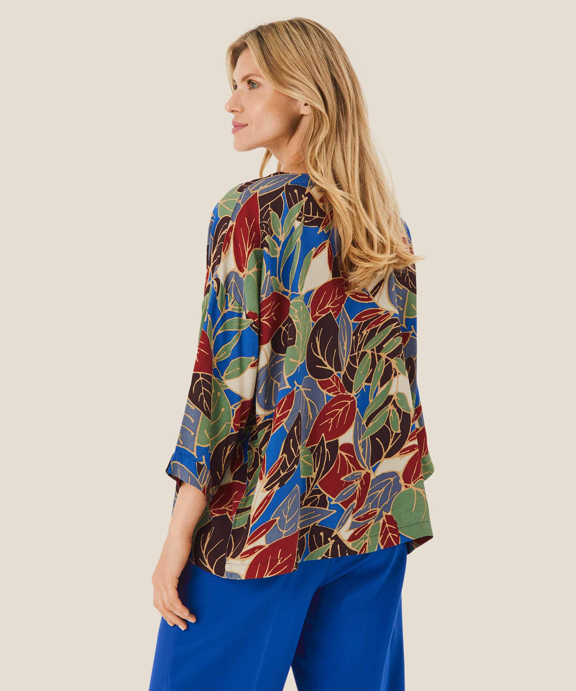 Becca Bluse, Surf the web