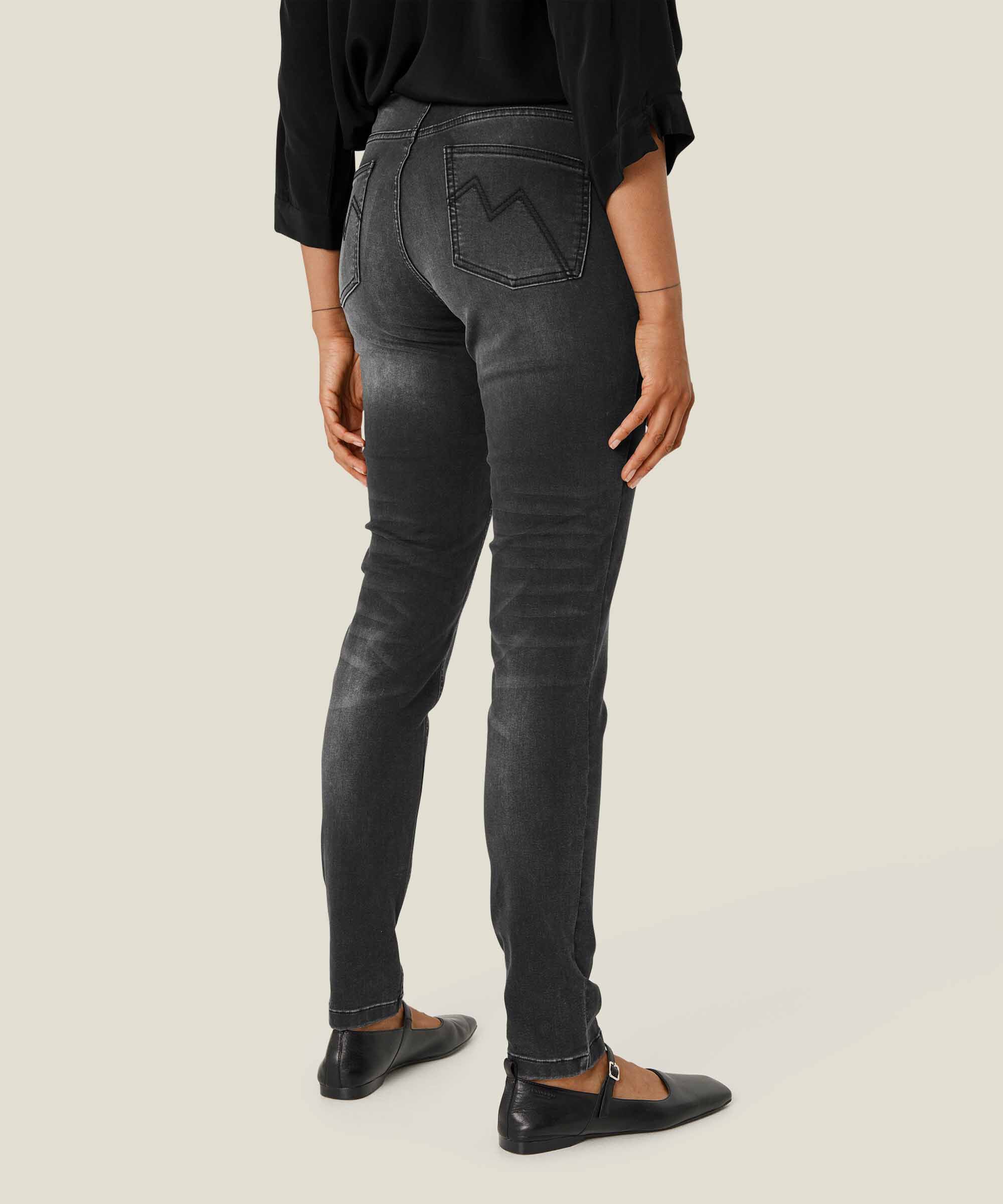 Papia Bukse, Black