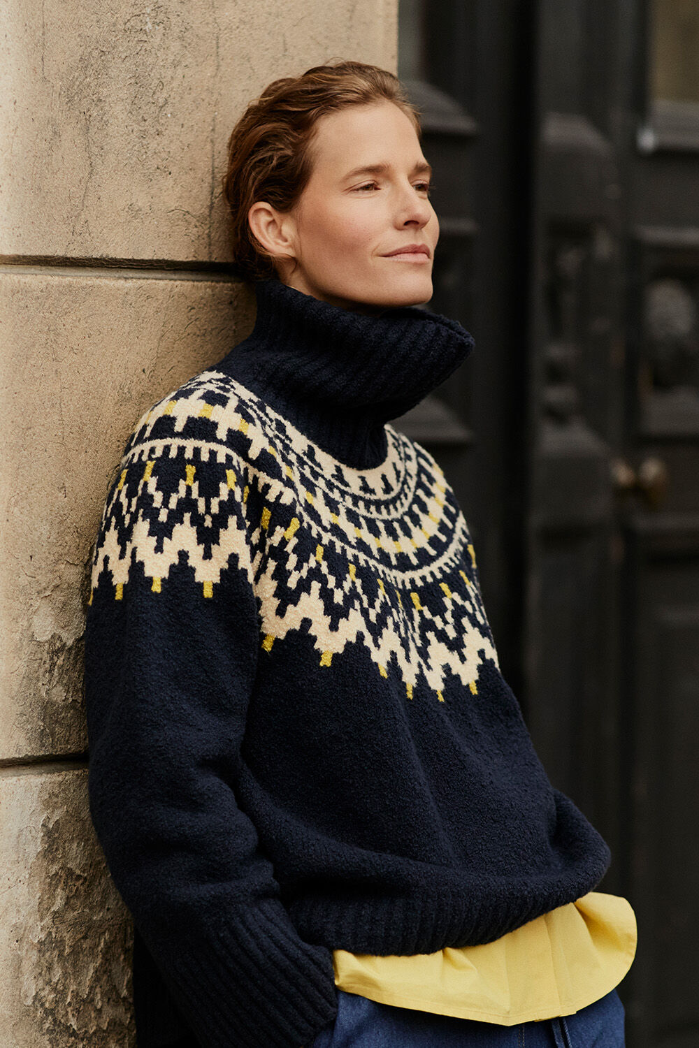 Fatima Strikkegenser - Navy Blazer, Imma Skjorte - Golden Green, Polyxena Denim Bukser - Dark Denim